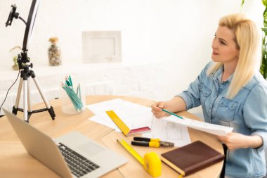 Mimar, planlar üzerinde çalışıyor. Mimarlar işyeri - mimari proje, planlar, cetvel, hesap makinesi, dizüstü bilgisayar ve bölücü pusula. İnşaat konsepti. Mühendislik araçları