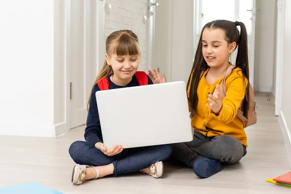 Ritratto di due ragazze che studiano davanti al computer portatile — Foto Stock