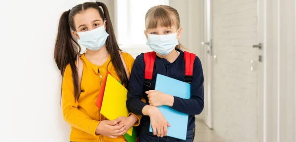 Κοντινό πορτραίτο δύο όμορφων όμορφων κοριτσιών με μάσκα ασφαλείας. γρίπη σταματήσει πανδημία νόσο — Φωτογραφία Αρχείου