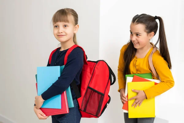 Dois alunos do ensino fundamental, De volta à escola. — Fotografia de Stock