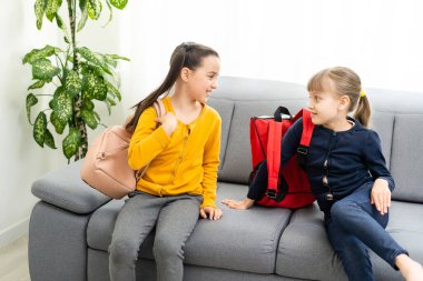 Sırt çantalı iki güzel kız öğrenci.