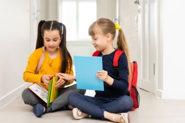 İki ilkokul öğrencisi, okula geri döndü..