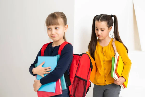 Dois alunos do ensino fundamental, De volta à escola. — Fotografia de Stock