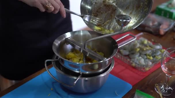 In the kitchen, mashed potatoes are cooked with a blender food processor — Stock Video