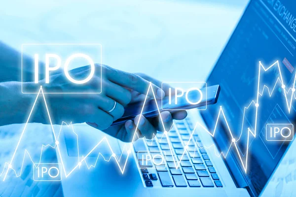 Uomo d'affari mano toccando IPO o segno di offerta pubblica iniziale sullo schermo virtuale. — Foto Stock
