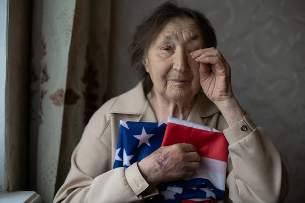 Sénior que se orgulha de ser uma mulher americana, muito velha com bandeira americana. — Fotografia de Stock