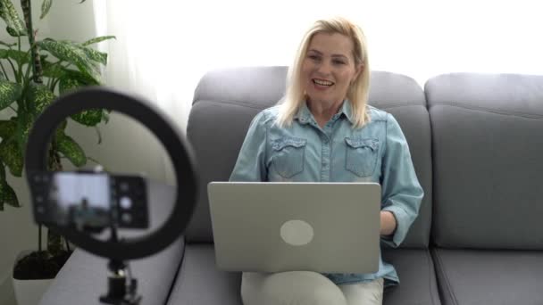 Blogerka piękności filmująca przed kamerą na statywie. Influencer lady streaming na żywo recenzję w domu studio. — Wideo stockowe