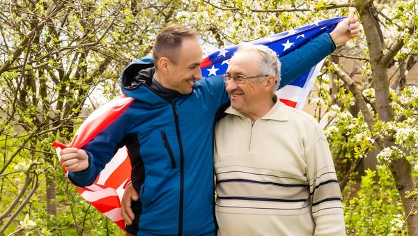 4. Juli: Amerikanische Familie hinter US-Flagge — Stockfoto