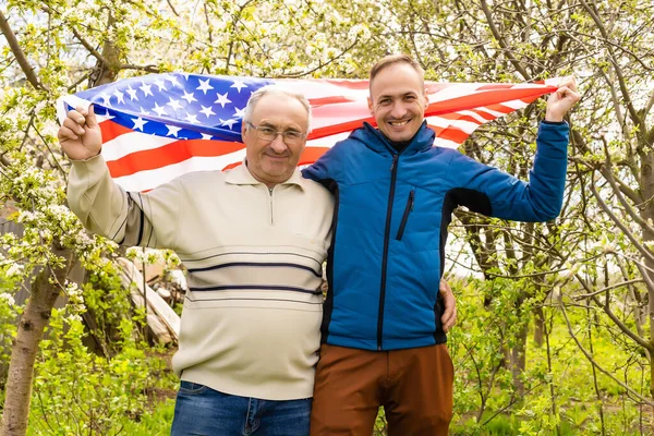 7 월 4 일: 미국의 국기 뒤에 놓인 미국의 가족 — 스톡 사진