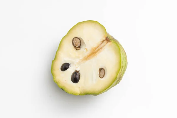 Kremalı elma ya da beyaz üzerine izole edilmiş Cherimoya. — Stok fotoğraf