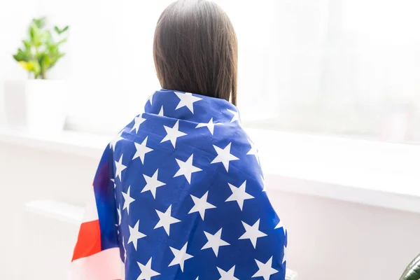 Vacances patriotiques. Joyeux gamin, jolie petite fille avec le drapeau américain. Les USA célèbrent le 4 juillet. — Photo