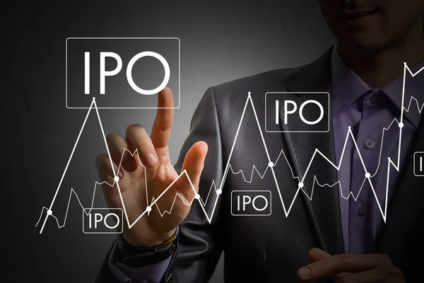 Empresario mano tocando IPO o señal de Oferta Pública Inicial en pantalla virtual. —  Fotos de Stock