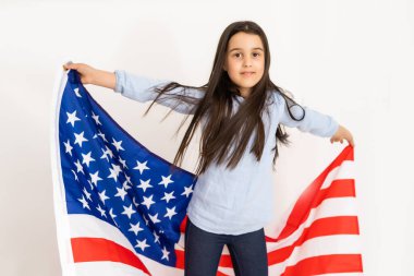 Çocuğun elinde Amerika bayrağı var..