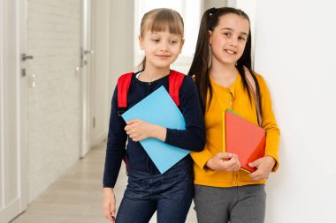 İki ilkokul öğrencisi, okula geri döndü..