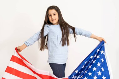 Çocuğun elinde Amerika bayrağı var..
