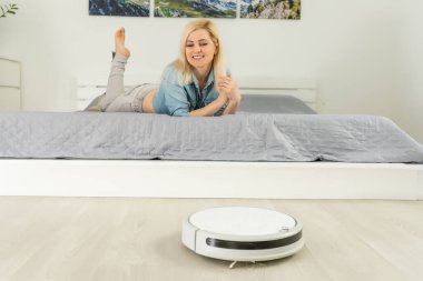 Ev Temizliği Konsepti. Modern robot elektrikli süpürge evi temizliyor. Yeni teknolojiler, hızlı ev temizleme otomatik robot asistanı. Temizlik için akıllı aygıt