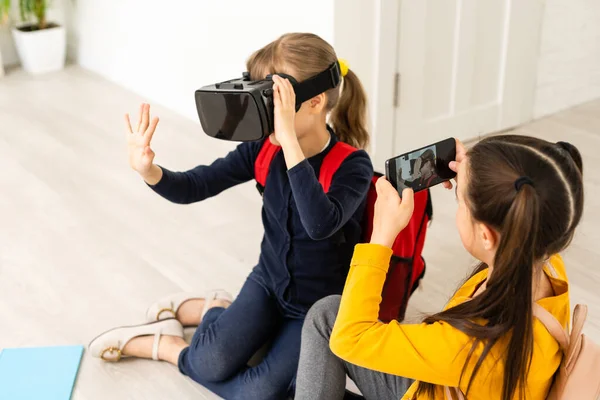 Studying in virtual reality. Modern technology. Interesting lesson. Virtual teaching. Homeschooling online. Girl kid study in virtual school. Virtual education. Child cute pupil wear hmd vr glasses. — Stock Photo, Image