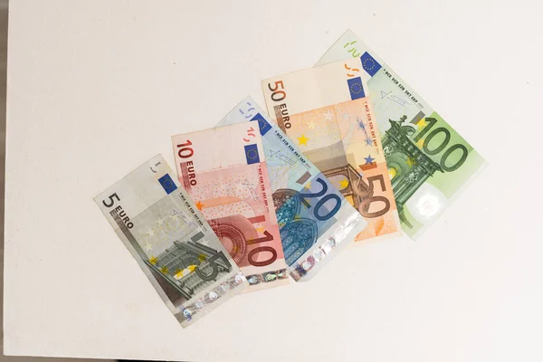 Moneda europea, billete en euros sobre fondo blanco — Foto de Stock