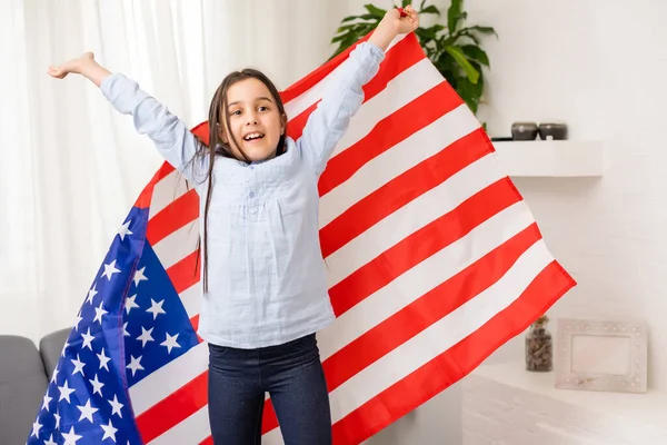 Retrato de una niña con la bandera de América. Educación americana, estudio en América —  Fotos de Stock