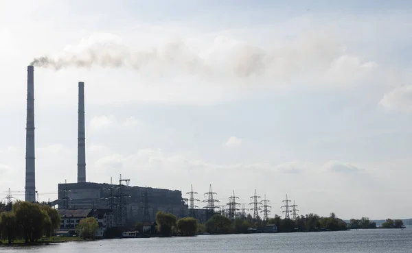 Panorámás kilátás az erőműre Lukomlskaya Gres. Az erőmű füstjével teli kémények. Ökológiai probléma. Környezetszennyezés fogalma. — Stock Fotó