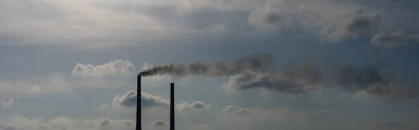 Panorámás kilátás az erőműre Lukomlskaya Gres. Az erőmű füstjével teli kémények. Ökológiai probléma. Környezetszennyezés fogalma. — Stock Fotó