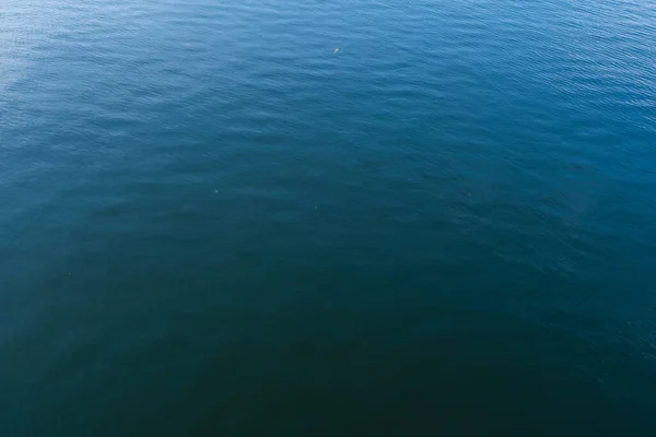Superficie del agua, fondo del río, fondo azul —  Fotos de Stock