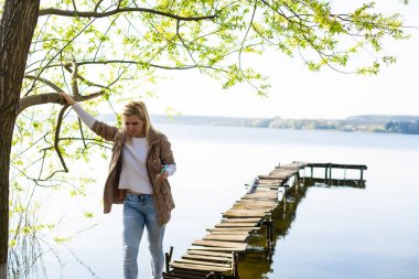 iskele, ahşap platform, nehir kenarındaki panton.