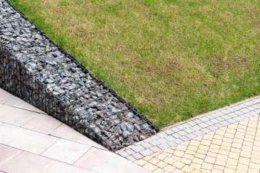 Kare beton ve kare çimenler. Kaldırımdaki çimenler.