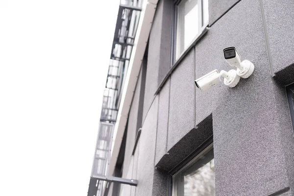 벽에 있는 보안 카메라, 회색 벽 , CCTV 카메라. — 스톡 사진