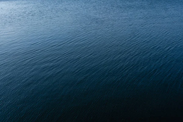Surface de l'eau, fond de rivière, fond bleu — Photo