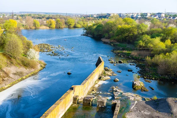 Ladizhin, Winnica, Ukraina, 2 maja 2021 r.: elektrownia wodna HES położona — Zdjęcie stockowe