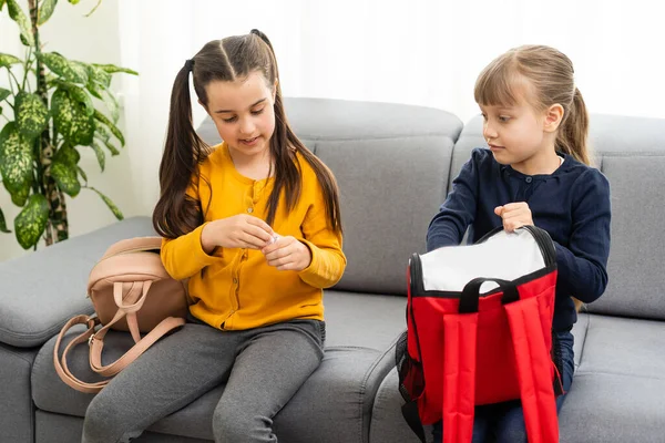 Retrato de duas colegiais com mochilas — Fotografia de Stock