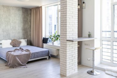 Beyaz ve gri yatak odasının içi