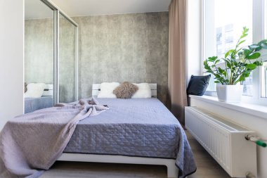 Beyaz ve gri yatak odasının içi