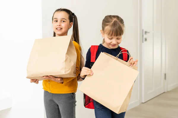Két iskolás lány szállítási csomagokkal — Stock Fotó