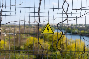 Uyarı işareti, yaşam için yüksek voltaj tehlikesi