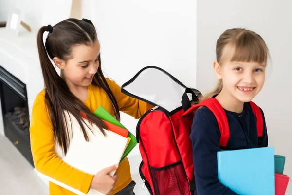 Barn går till skolan skolflickor med ryggsäckar, snygga flickor koncept — Stockfoto