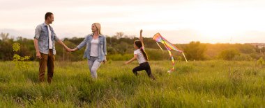 Aile bir tarlada yürüyor.