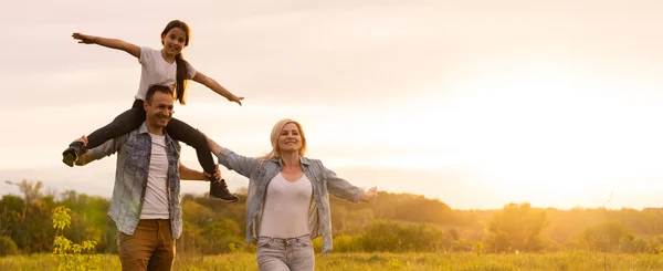 Familia está caminando en un campo — Foto de Stock