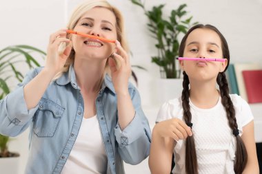 Bir anne kızına ev ödevinde yardım ediyor.