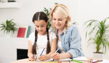 Anne ve küçük 8 'lerin kızı evde renklerle resim yaparken eğleniyorlar. Mutlu anne, dadı ve küçük kız çizmenin tadını çıkarın..