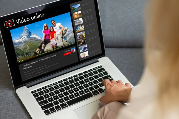 Vrouw kijken video 's online op laptop — Stockfoto