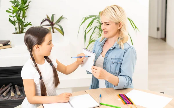 Moeder en dochter die tijd samen thuis doorbrengen met tekenen — Stockfoto