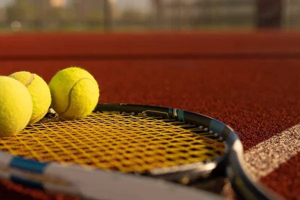 Tennisbal met racket op de tennisbaan — Stockfoto