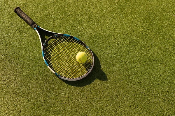 Pelota de tenis con raqueta en la raqueta en la pista de tenis — Foto de Stock