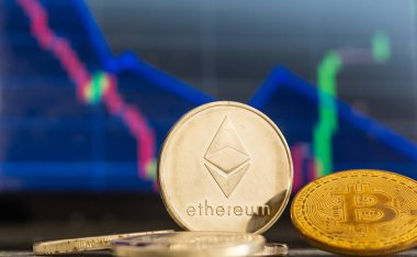 Bitcoin altın sikke ve çözülmüş grafik arka planı. Sanal kripto para birimi kavramı.