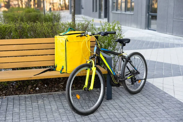 Servicio de mensajería rápida. gran bolsa amarilla y bicicleta — Foto de Stock