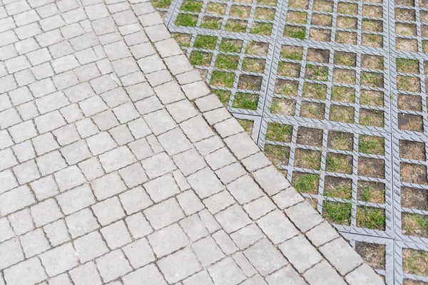 Quadratischer Beton und quadratisches Gras. Gehwegrasen. — Stockfoto
