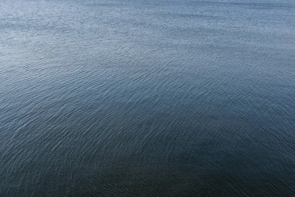 Водна поверхня з бризами та сонячними променями — стокове фото