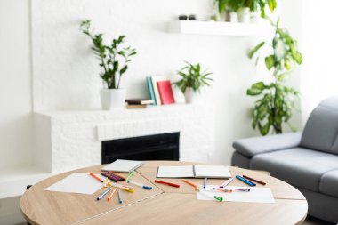 Öğrenci kreatif masası renkli ofis malzemeleri, dizüstü bilgisayar ve mavi duvar ile modelleniyor. Okula geri dön..